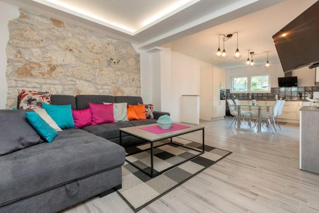 Predivan Novouredeni Apartman U Blizini Mora บานโจเล ภายนอก รูปภาพ
