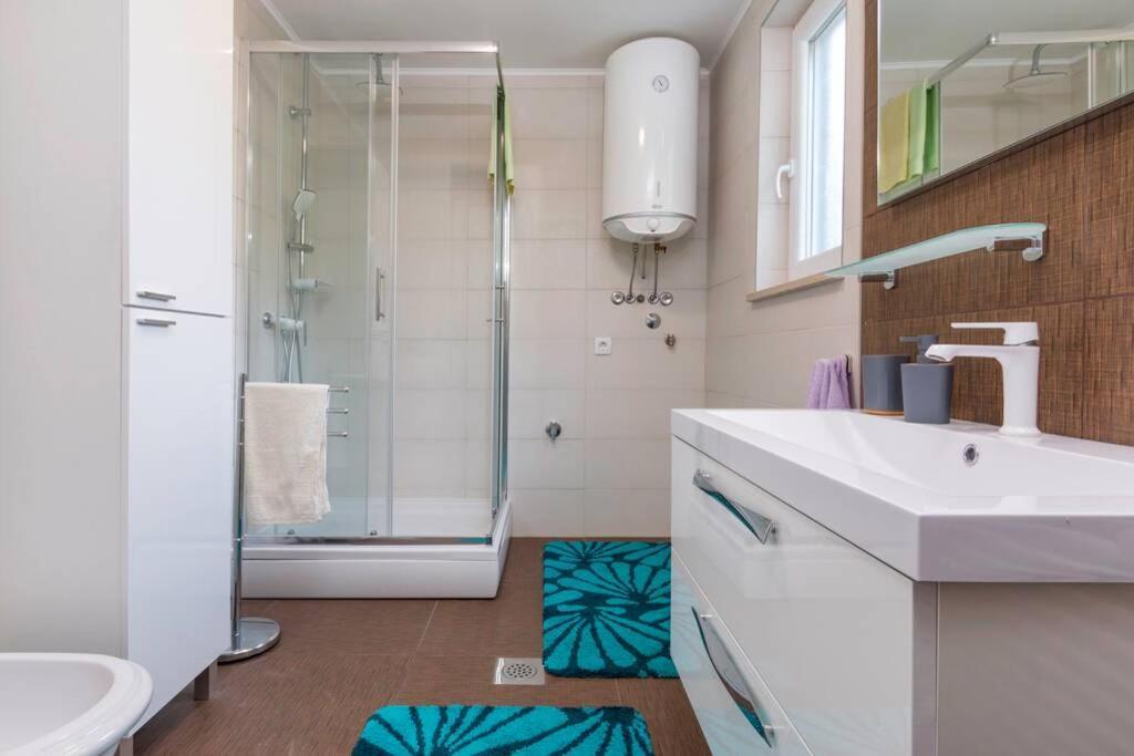 Predivan Novouredeni Apartman U Blizini Mora บานโจเล ภายนอก รูปภาพ