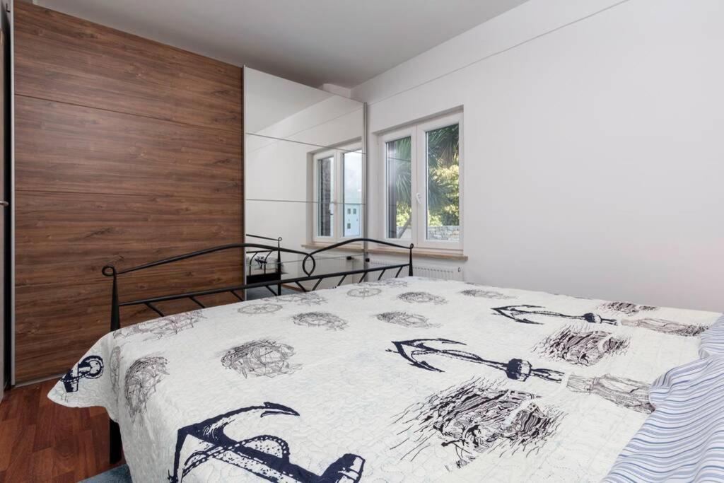 Predivan Novouredeni Apartman U Blizini Mora บานโจเล ภายนอก รูปภาพ