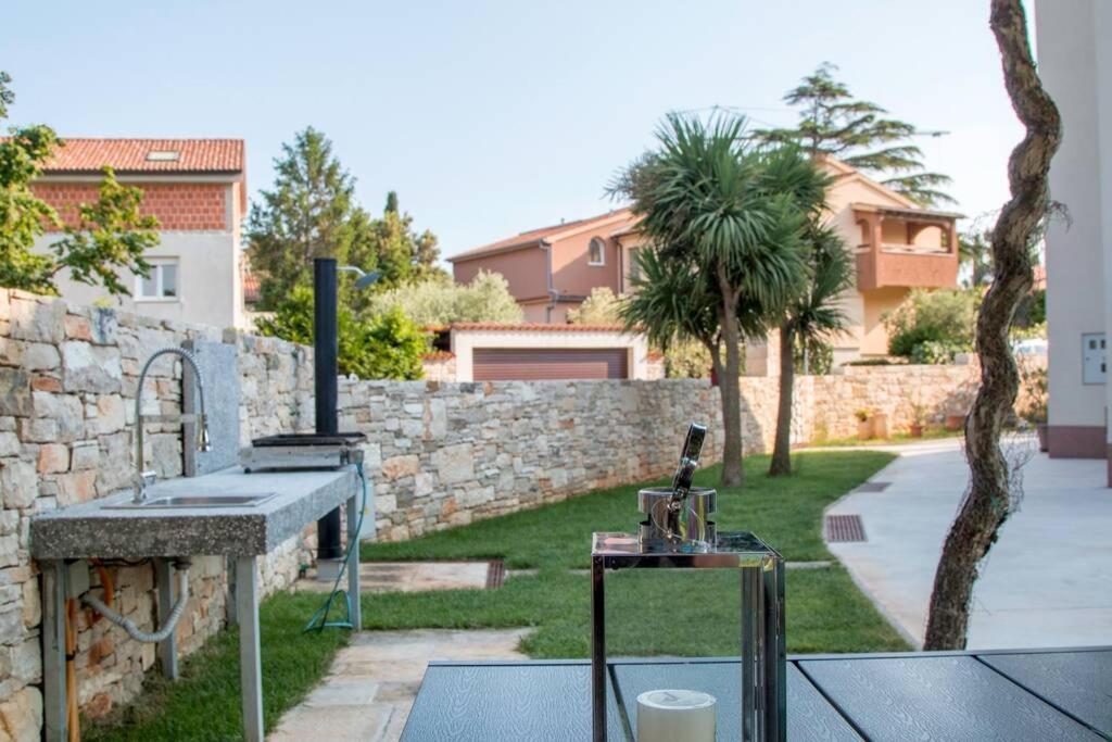 Predivan Novouredeni Apartman U Blizini Mora บานโจเล ภายนอก รูปภาพ