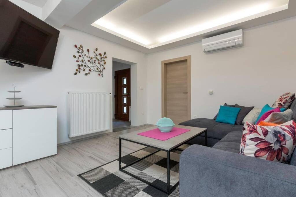 Predivan Novouredeni Apartman U Blizini Mora บานโจเล ภายนอก รูปภาพ