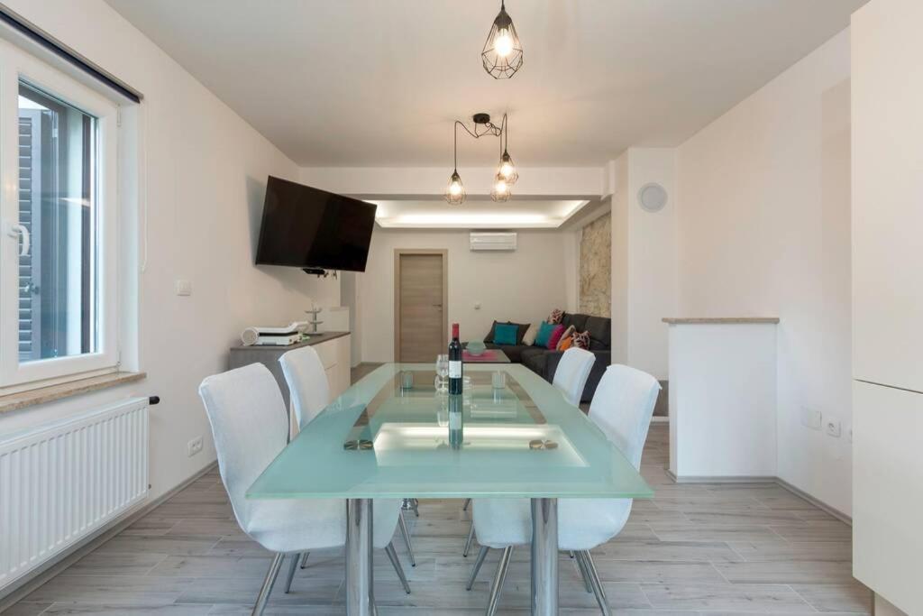 Predivan Novouredeni Apartman U Blizini Mora บานโจเล ภายนอก รูปภาพ
