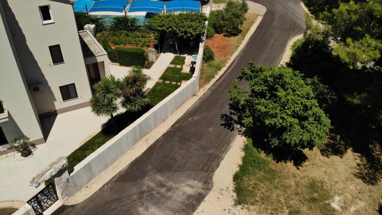 Predivan Novouredeni Apartman U Blizini Mora บานโจเล ภายนอก รูปภาพ